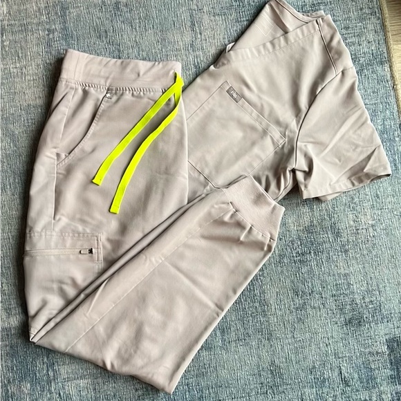 FIGS Women’s Large scrubs- Slate- Zamora jogger/ Catarina one-pocket top - Picture 1 of 3